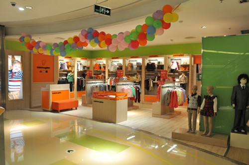 小当唛童装店铺展示