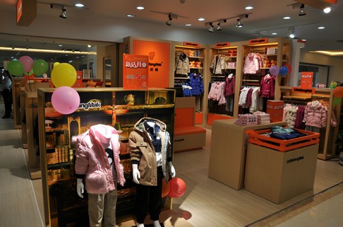小当唛童装店铺展示