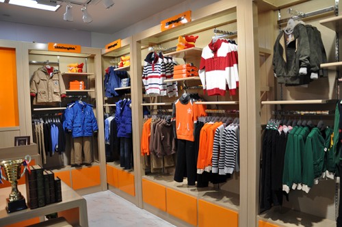 小当唛童装店铺展示