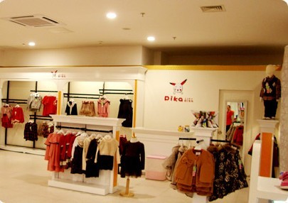 皮咔精灵童装店铺展示