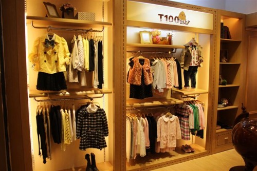T100baby童装店铺展示