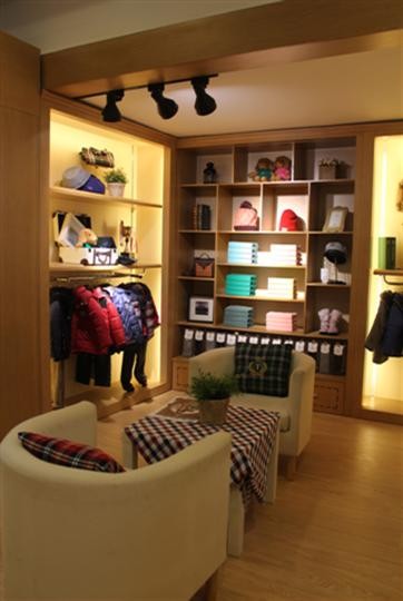 T100baby童装店铺展示