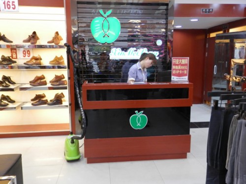 华伯头男装店铺展示