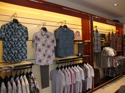 华伯头男装店铺展示