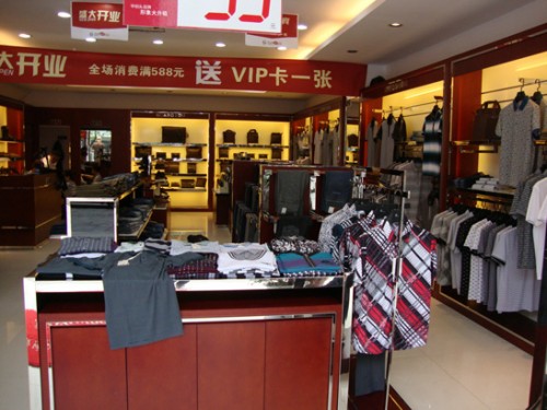 华伯头男装店铺展示