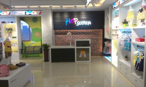 跳格子童装店铺展示