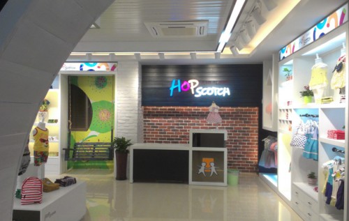 跳格子童装店铺展示