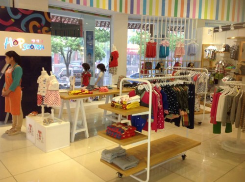 跳格子童装店铺展示