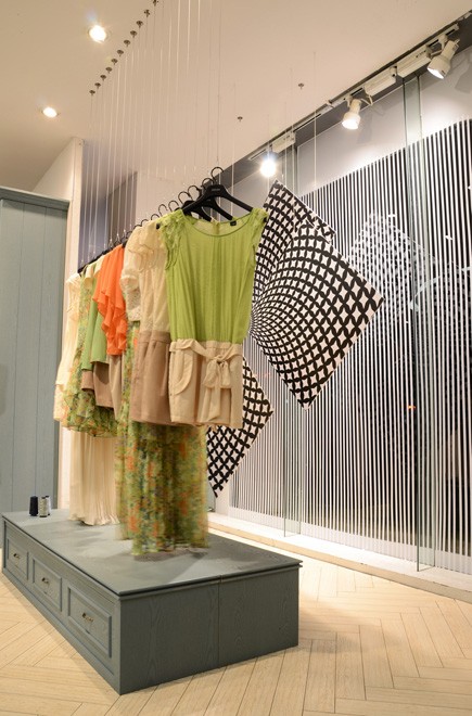 雪凡妮女装店铺形象