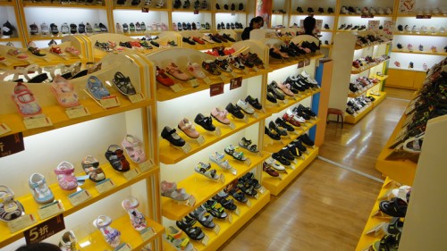 四季熊童鞋鞋帽店铺展示