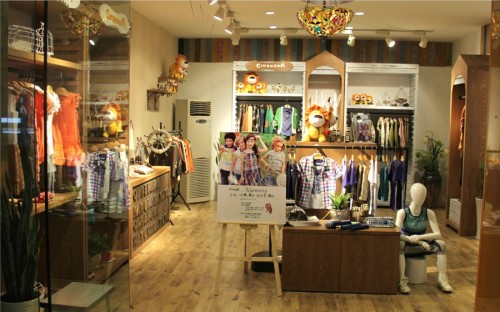 辛巴呐呐童装店铺展示