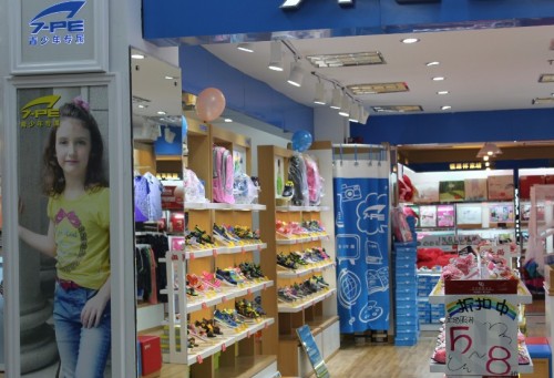 七波辉童装店铺展示
