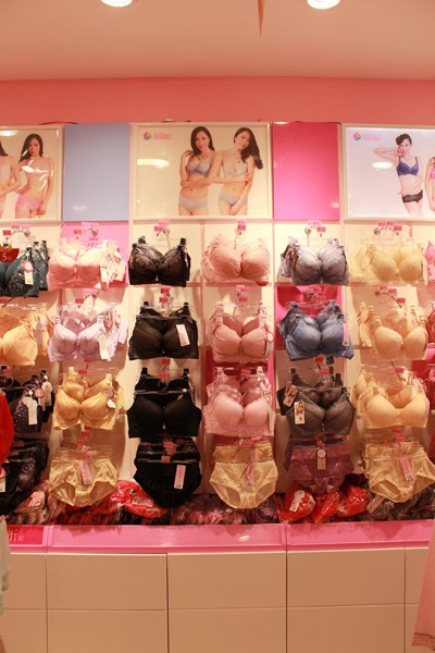 缤纷丽人内衣店铺展示