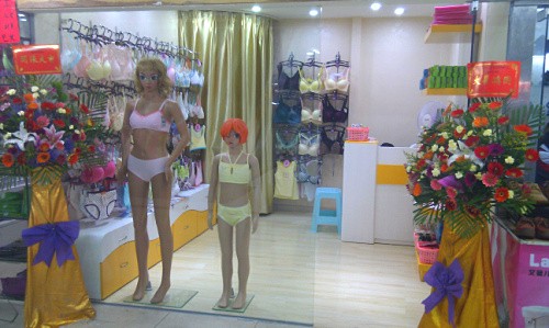 717少女少男库内衣店铺展示