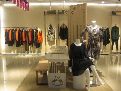 法拉鸣歌女装店铺形象