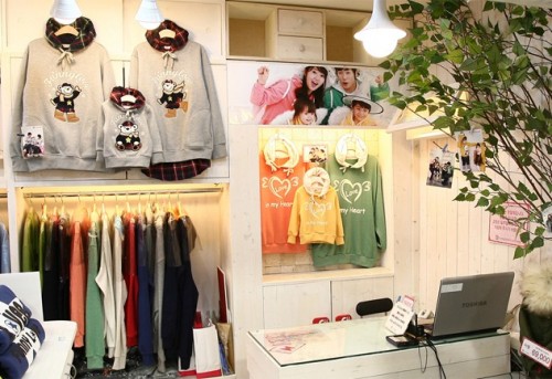 非常一家童装店铺展示