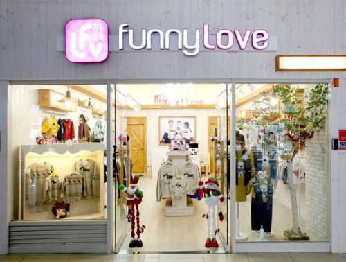 非常一家童装店铺展示