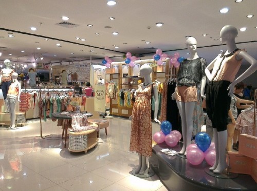 费莲娜.郑女装店铺展示