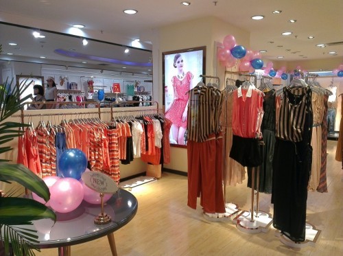 费莲娜.郑女装店铺形象