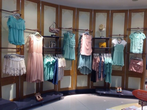 费莲娜.郑女装店铺形象