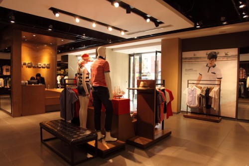 彬伊奴休闲装店铺形象