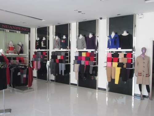 暖朋女装店铺展示