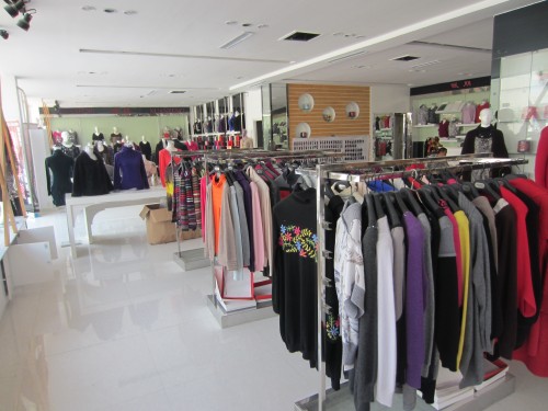 暖朋女装店铺展示