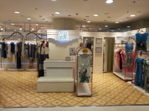 华艺嘉年女装店铺展示