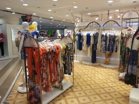 华艺嘉年女装店铺展示