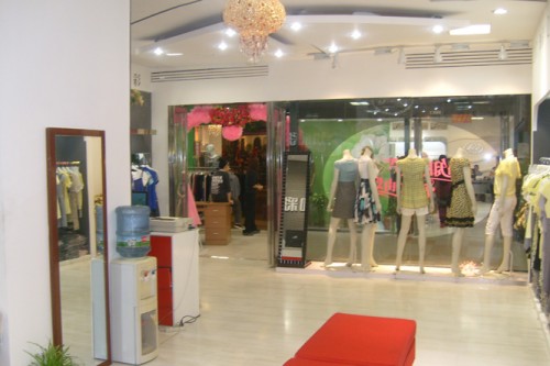 知彩女装店铺展示