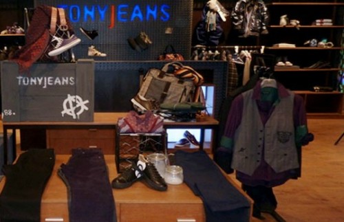 汤尼俊士男装店铺展示