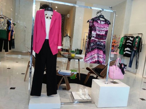 皑如女装店铺展示