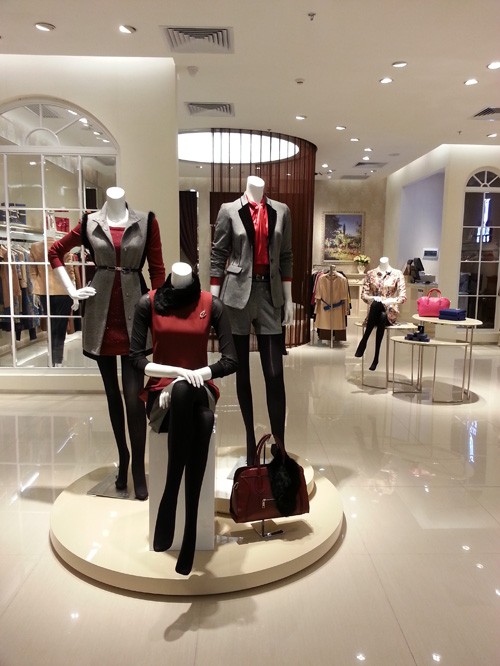 经典故事女装店铺形象