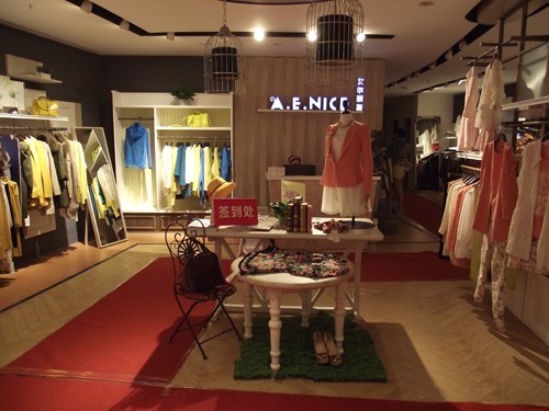 艾尔丽斯女装店铺展示