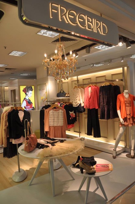 自由鸟女装店铺形象