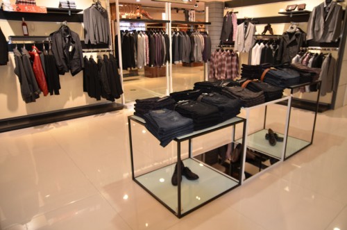 波士王子男装店铺形象