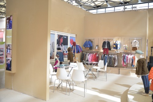 爱佳儿童装店铺展示