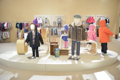 爱佳儿童装店铺展示