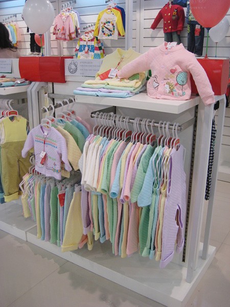 小石头童装店铺展示