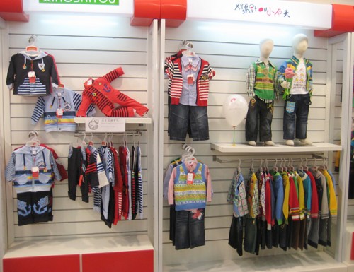 小石头童装店铺展示