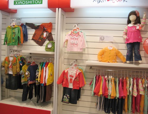 小石头童装店铺展示