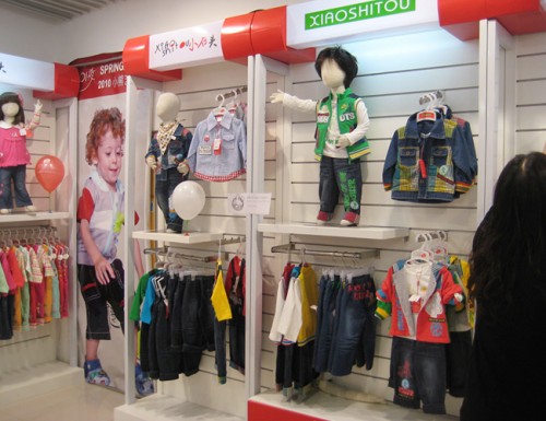 小石头童装店铺展示