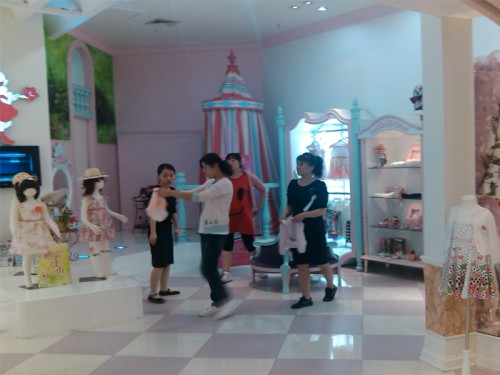 奈丝菲尔童装店铺展示