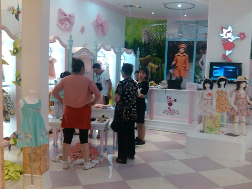 奈丝菲尔童装店铺展示