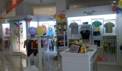 尼斯兔童装店铺展示