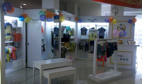 尼斯兔童装店铺展示