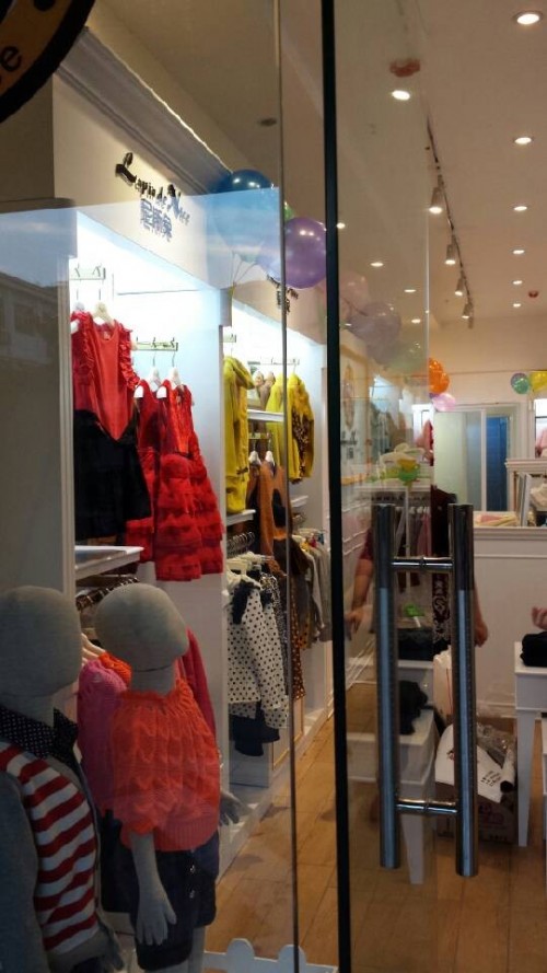 尼斯兔童装店铺形象