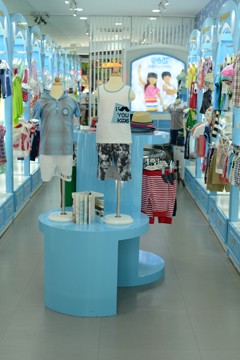贝乐鼠童装店铺展示