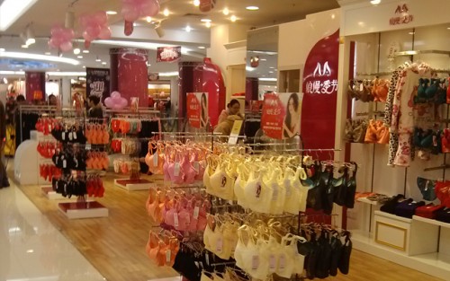 浪漫季节内衣店铺展示