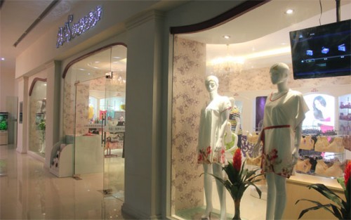 浪漫季节内衣店铺展示